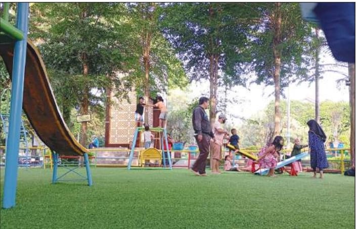 NGABUBURIT: Sejumlah ortu menemani anaknya di wahana permainan Taman Sangkareang, Rabu (25/3) lalu. Taman ini menjadi tempat favorit warga untuk ngabuburit.
