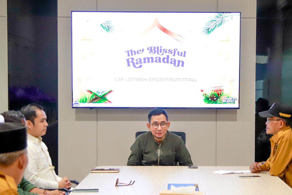 PERSIAPAN SALAT IED: General Manajer LEM Salim Abdad (tengah) saat rapat koordinasi persiapan salat Ied 1446 H, bersama Forum Silaturrahmi Kepala Lingkungan se Kecamatan Mataram.