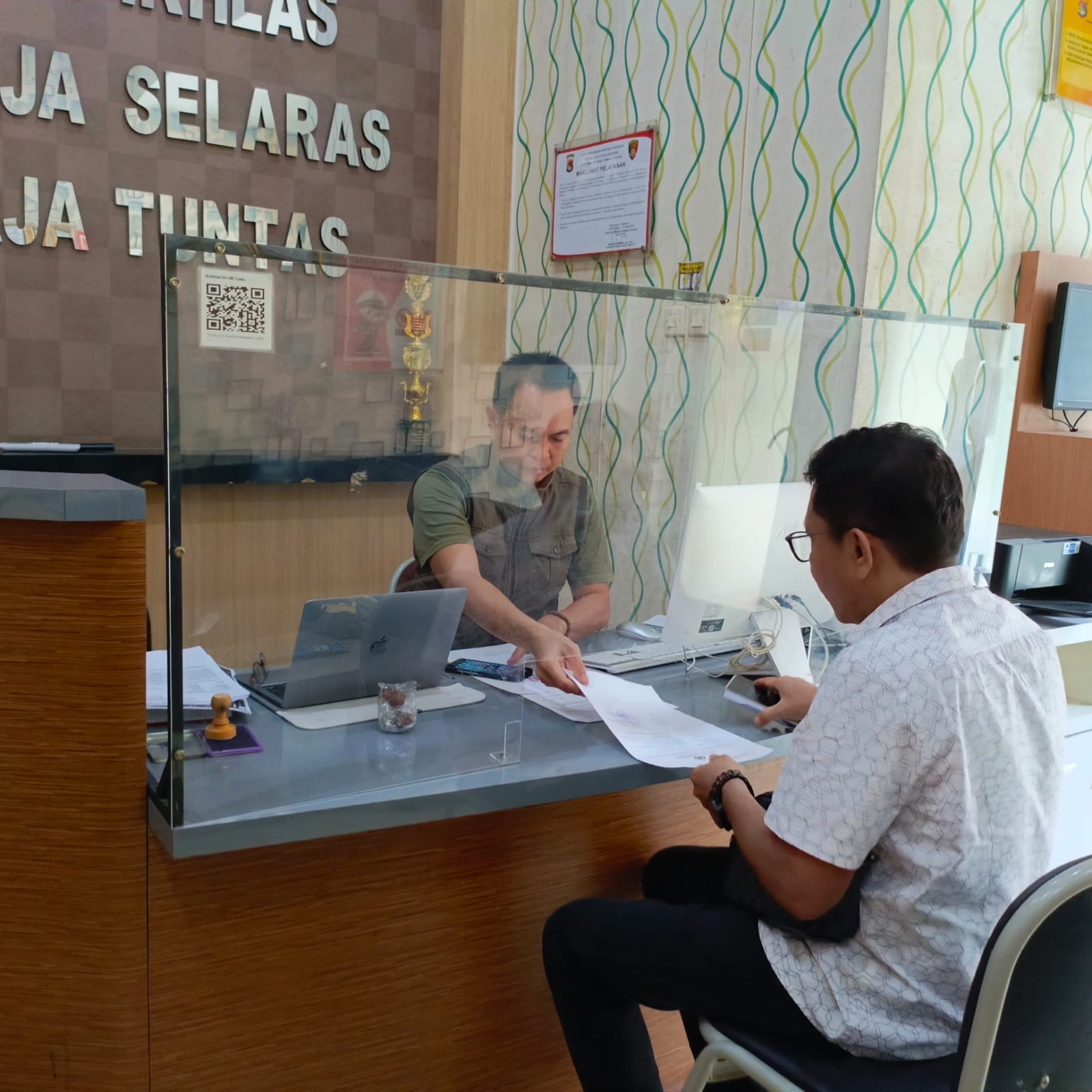 MELAPOR: Edy Gunarto, korban penipuan Trading Saham Akun Bodong senilai Rp 1,6 Miliar&nbsp;saat melapor di Polda NTB Sabtu (29/3)