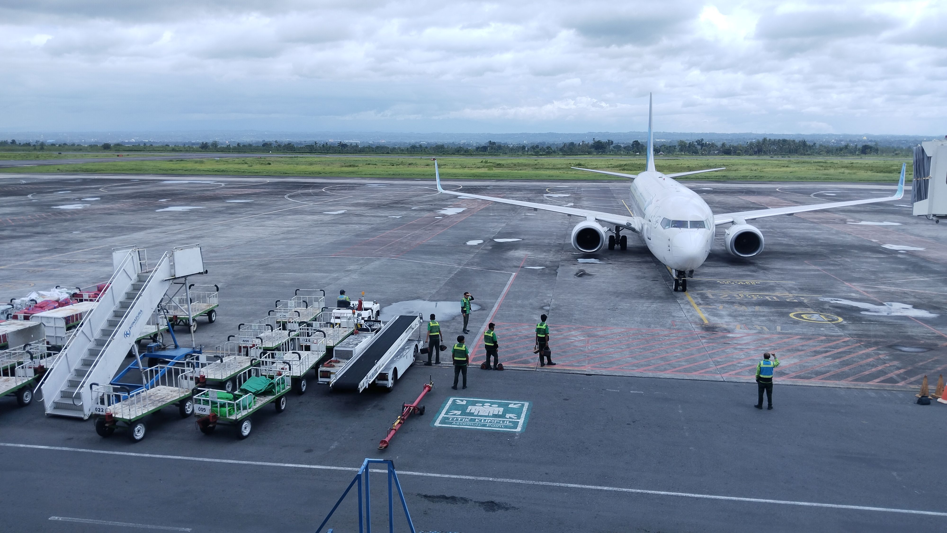 LEBARAN 2025: Sejumlah pesawat terparkir saat boarding di apron BIZAM, Loteng, belum lama ini.