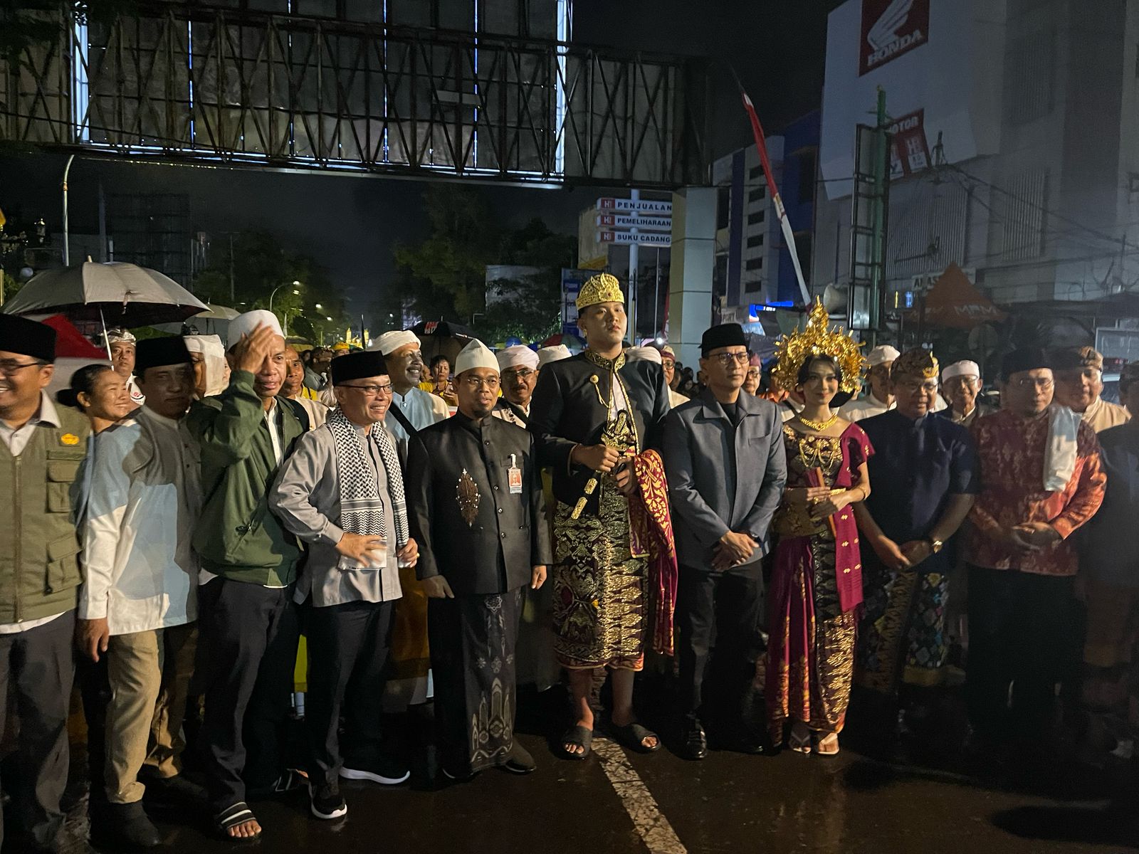 MERIAH: Wali Kota Mataram Mohan Roliskana bersama sejumlah pejabat berfoto bersama usai pelepasan pawai takbiran.