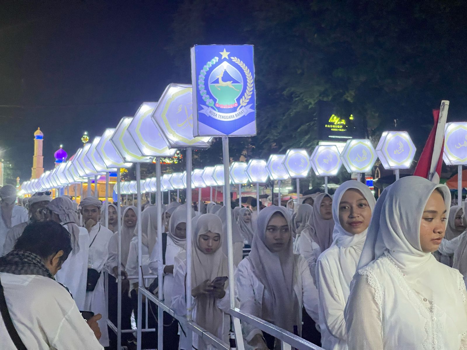 DAMAI: Suasana pawai takbiran di kecamatan Cakranegara, Kota Mataram, Minggu malam (30/3)