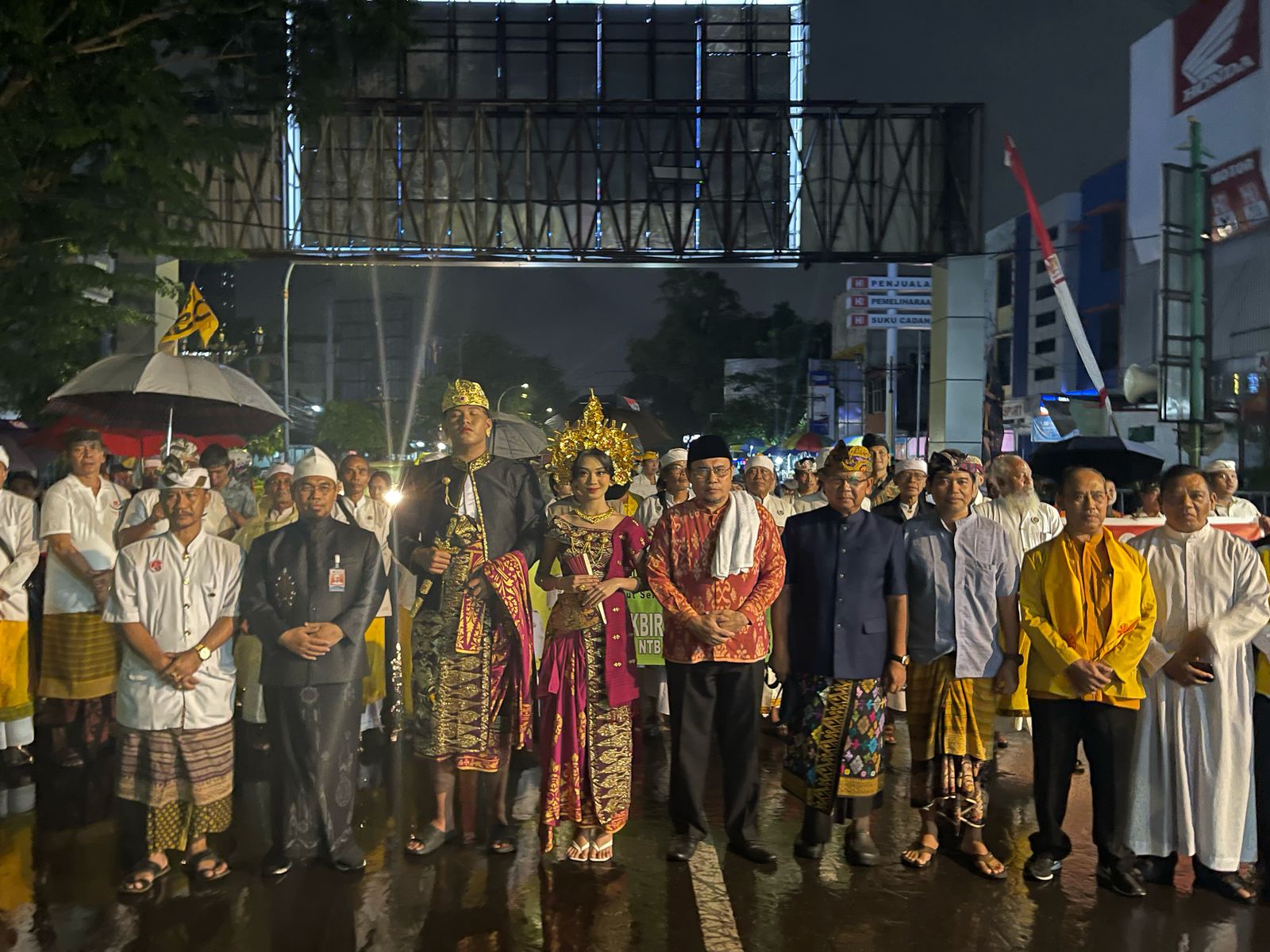 Tokoh lintas agama dari Hindu, Kristen, Katolik, hingga Budha yang hadir dalam pawai takbiran dalam rangka menyambut Iedulfitri 1446 H di Kota Mataram-NTB