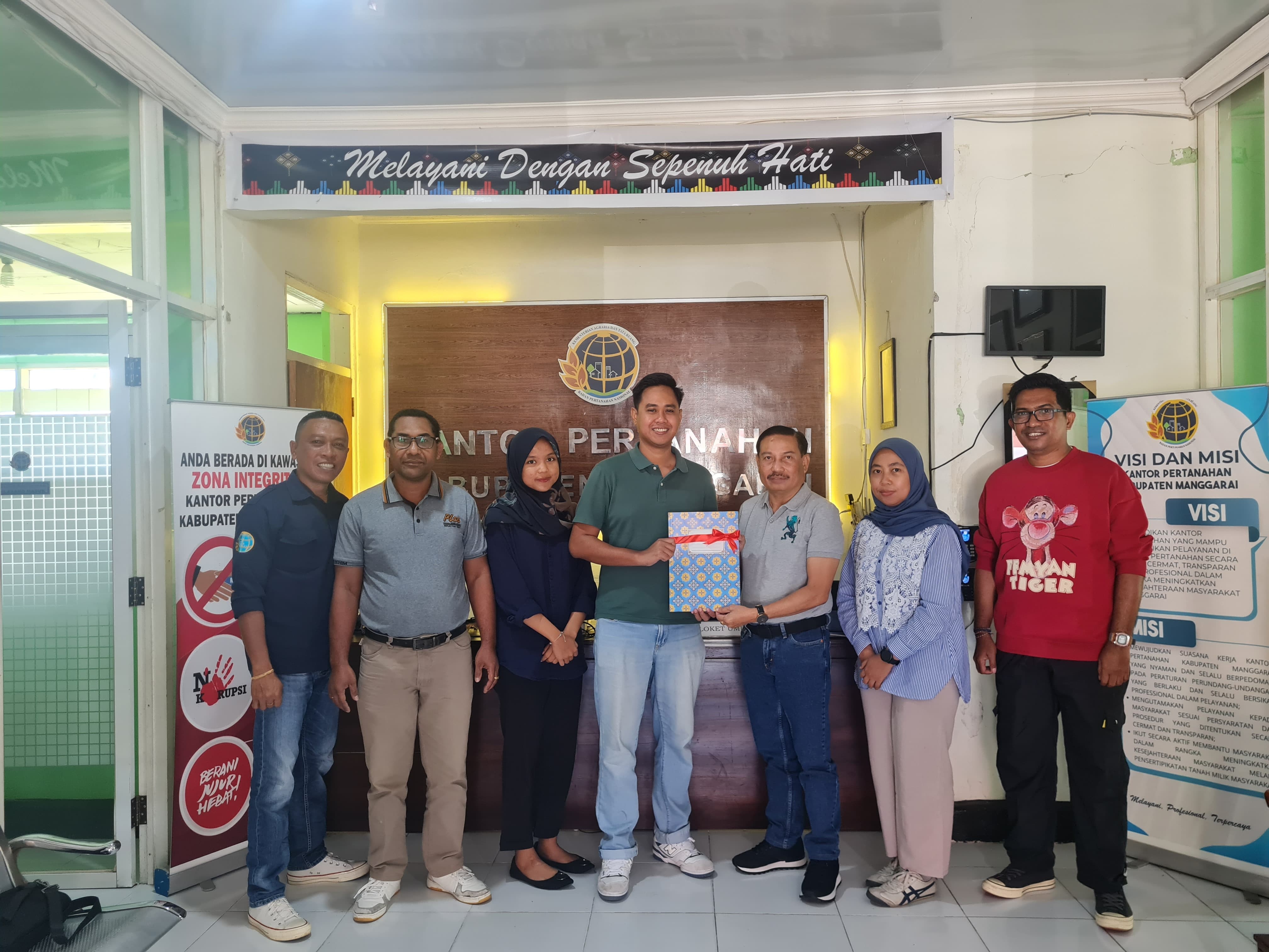 Penyerahan sertifikat aset energi bersih milik PLN oleh Kantor Pertanahan Manggarai.