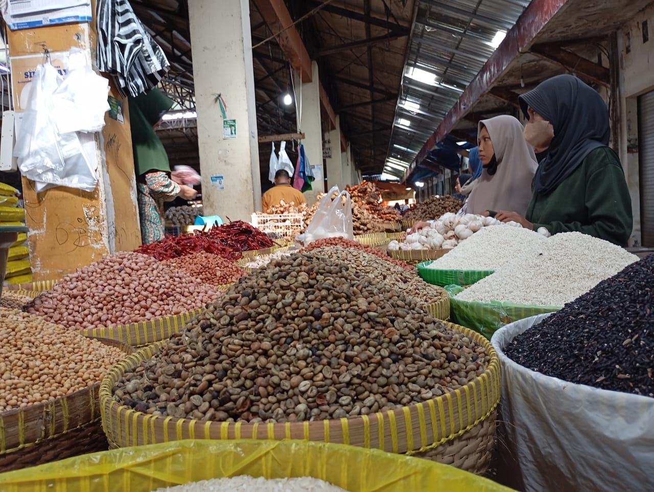 BAHAN POKOK: Sejumlah warga saat membeli bumbu dapur di Pasar Mandalika, Kota Mataram, kemarin (30/3).