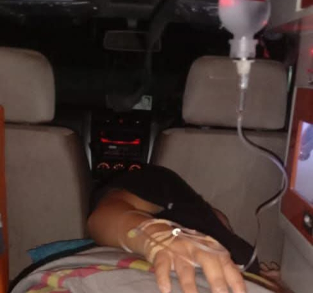 Nuraida warga Desa Ncera, Kecamatan Belo, Kabupaten Bima, Nusa dibawa menggunakan ambulans menuju RSUD Sumbawa, Minggu (30/3). (Facebook Zakiyah Rahman)
