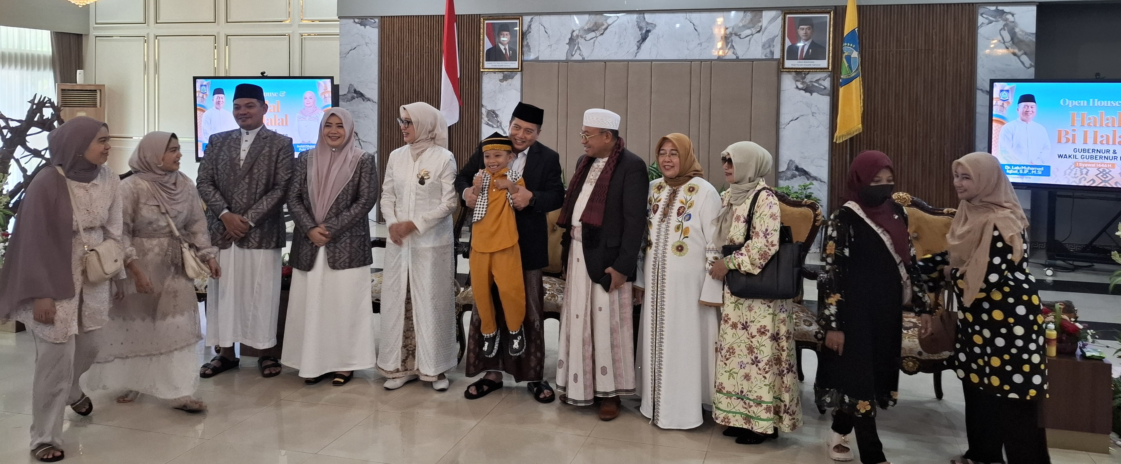 OPEN HOUSE: Gubernur Lalu Muhamad Iqbal didampingi Wagub Indah Dhamayanti Putri dan Sekda Lalu Gita Ariadi menerima masyarakat yang datang ke open house di pendopo gubernur, Senin pagi (31/3).