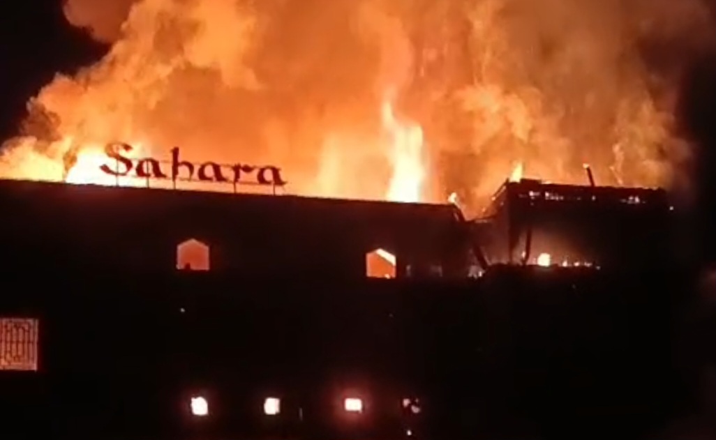 TERBAKAR: Tempat hiburan malam Sahara Senggigi terbakar usai pawai takbiran Senin (31/3) dinihari.