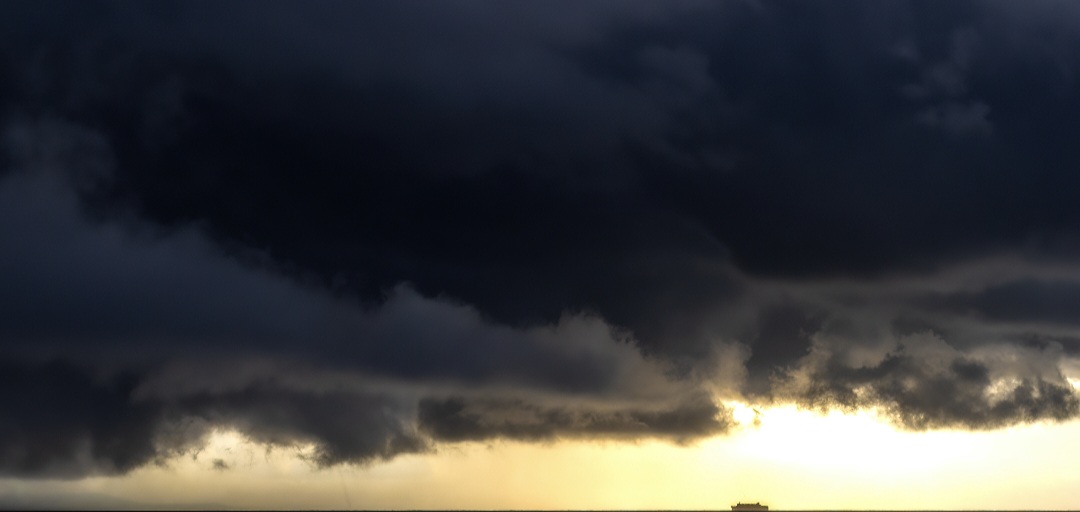 PERALIHAN MUSIM: Awan tebal mengumpal di atas Kota Mataram. Peralihan musim ditandai dengan perubahan cuaca yang tidak terduga.