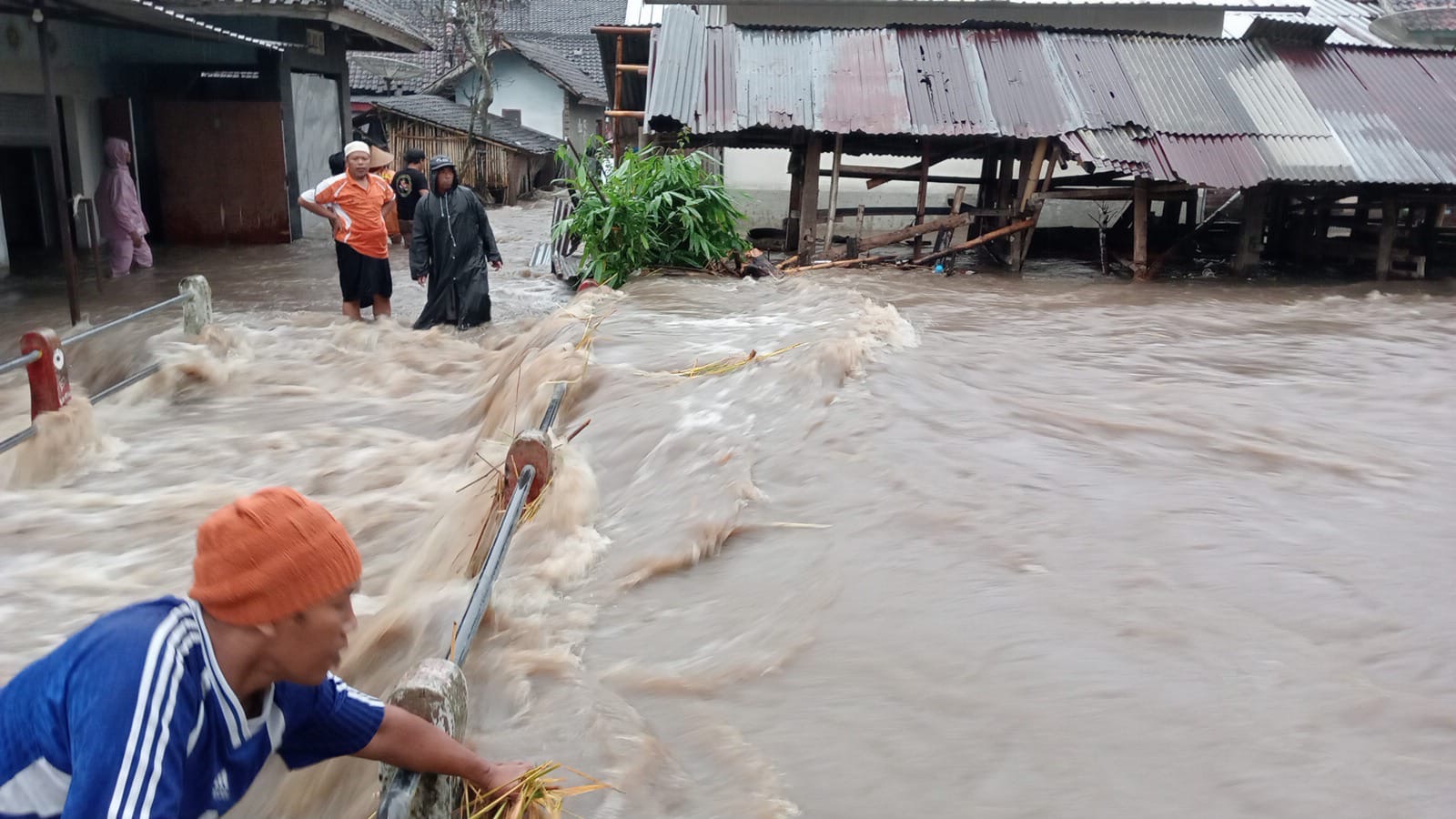 Hujan dengan intensitas sedang-hingga lebat yang disertai dengan angin kencang menyebabkan banjir melanda wilayah Lombok Tengah dan sekitarnya beberapa waktu lalu.