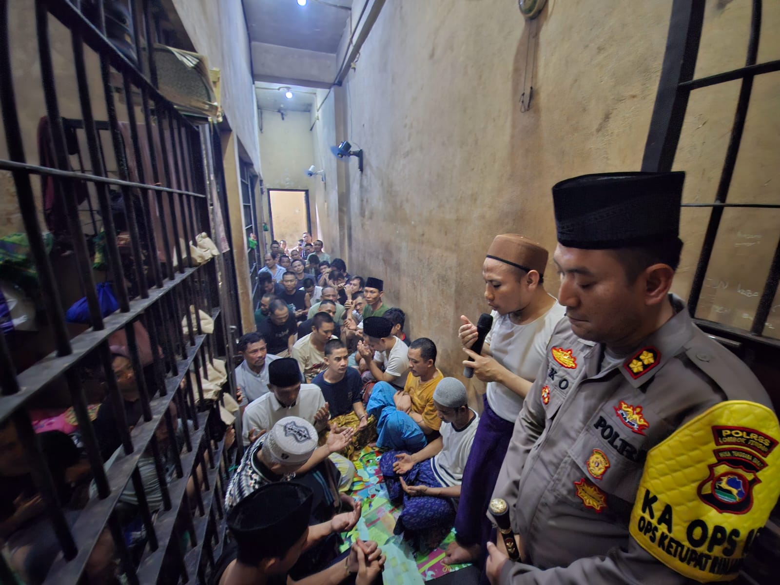 Kapolres Lombok Tengah AKBP Eko Yumiarto ajak para tahanan halalbihalal dengan personel Polres setempat