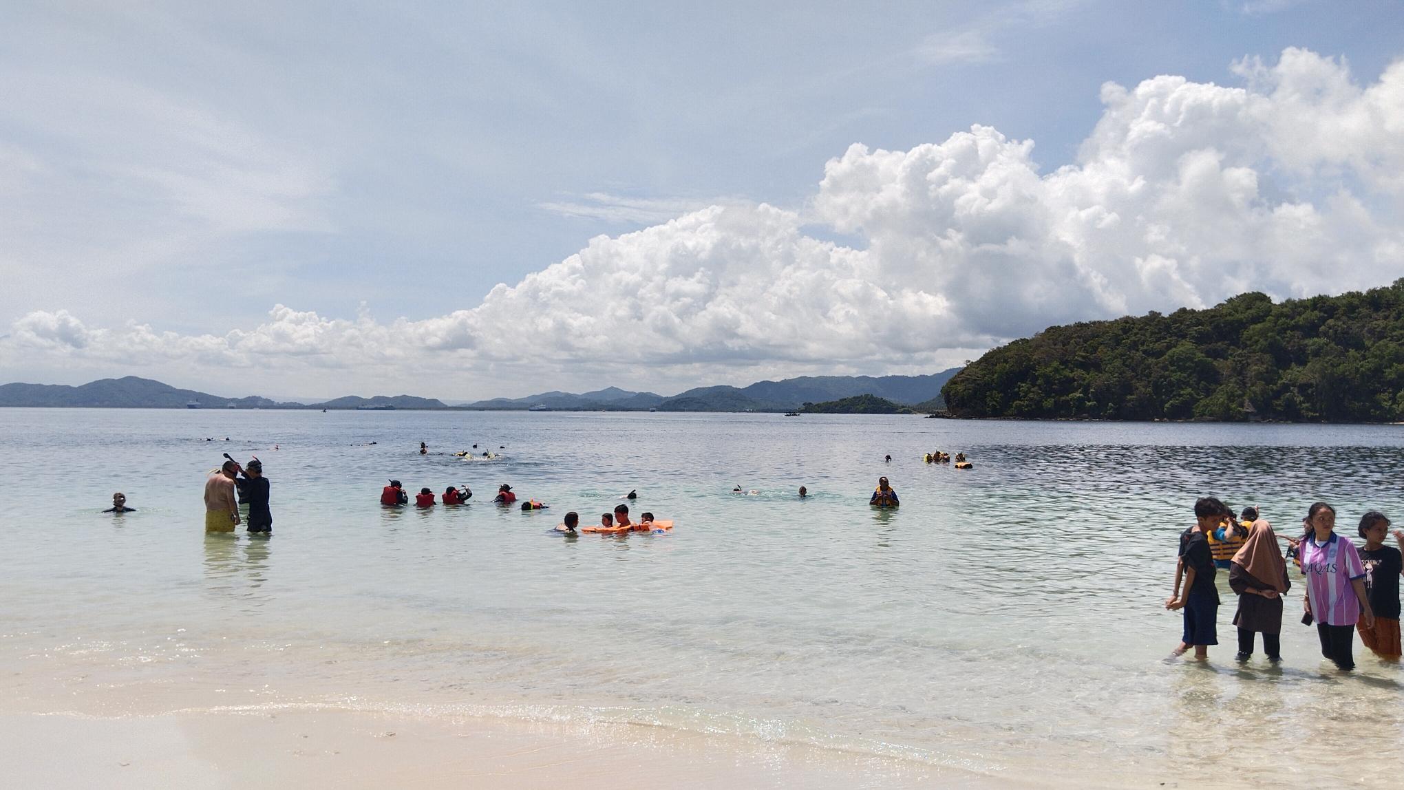 Para wisatawan menikmati keindahan laut dengan bersnokeling dan berenang di Gili Nanggu di Sekotong, Lombok Barat, Selasa (1/4).