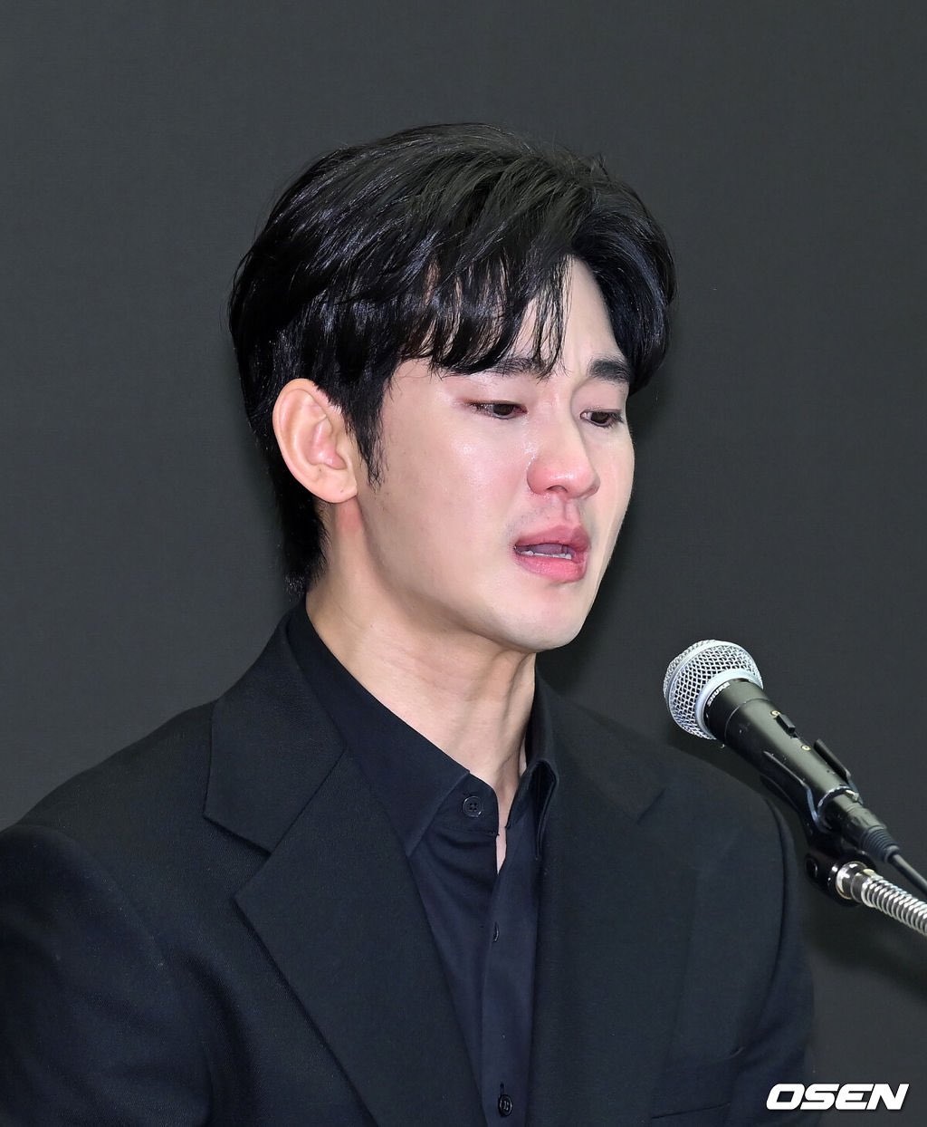 Kim Soo Hyun tampil untuk pertama kalinya, dalam konferensi pers terkait kontroversi terkini mengenai mendiang&nbsp;Kim Sae Ron.