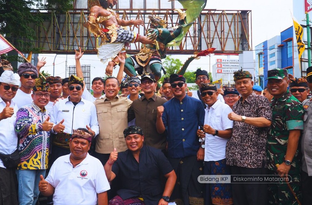 Gubernur NTB HL Muhamad Iqbal dan  Wali Kota Mataram  H Mohan Roliskana berpose bersama warga di sela-sela pelepasan Parade Ogoh Ogoh dalam rangka Hari Raya Nyepi di Kota Mataram Jumat 28/3/25.
