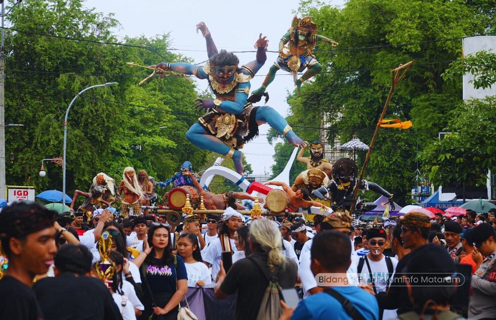 Susasana Parade Ogoh-ogoh di Kota Mataram Jumat 28/3/25.