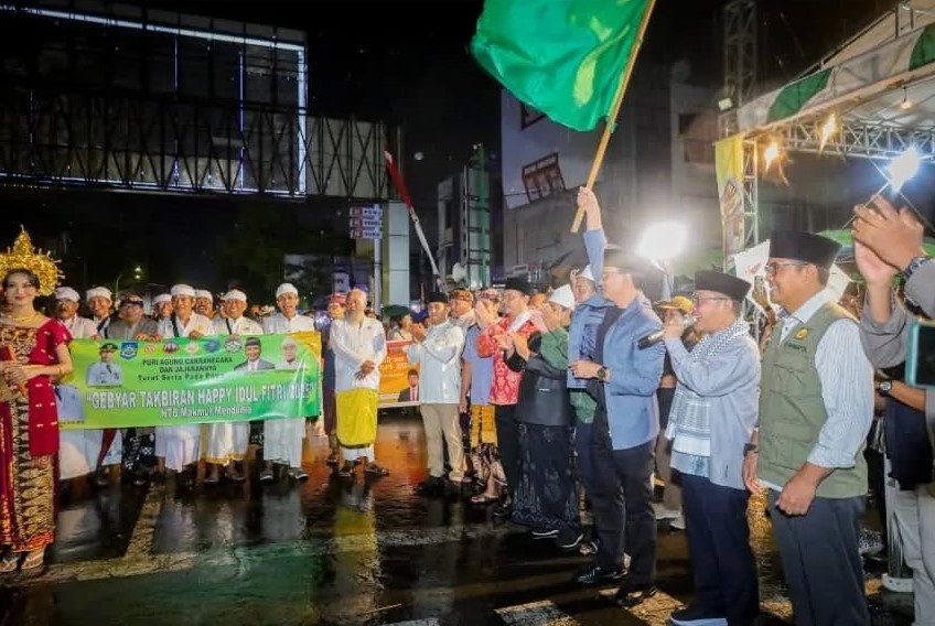 Suasana pelepasan Kafilah Pawai Takbiran di Cakranegara Mataram oleh Wali Kota Mataram H Mohan Roliskana (30/3/25).