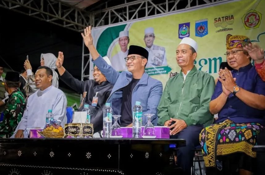 Wali Kota Mataram H Mohan Roliskana didampingi tokoh lintas agama menghadiri pelepasan pawai Takbiran di Cakranegara (30/3/25).