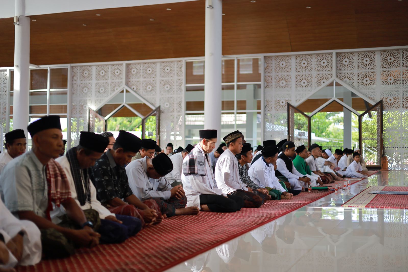 Para jamaah saat melaksanakan solat Hari Raya Idul Fitri 1446 H. Tradisi Lombok, setelah puasa Ramadan dilanjutkan dengan puasa enam hari di bulan Syawal.