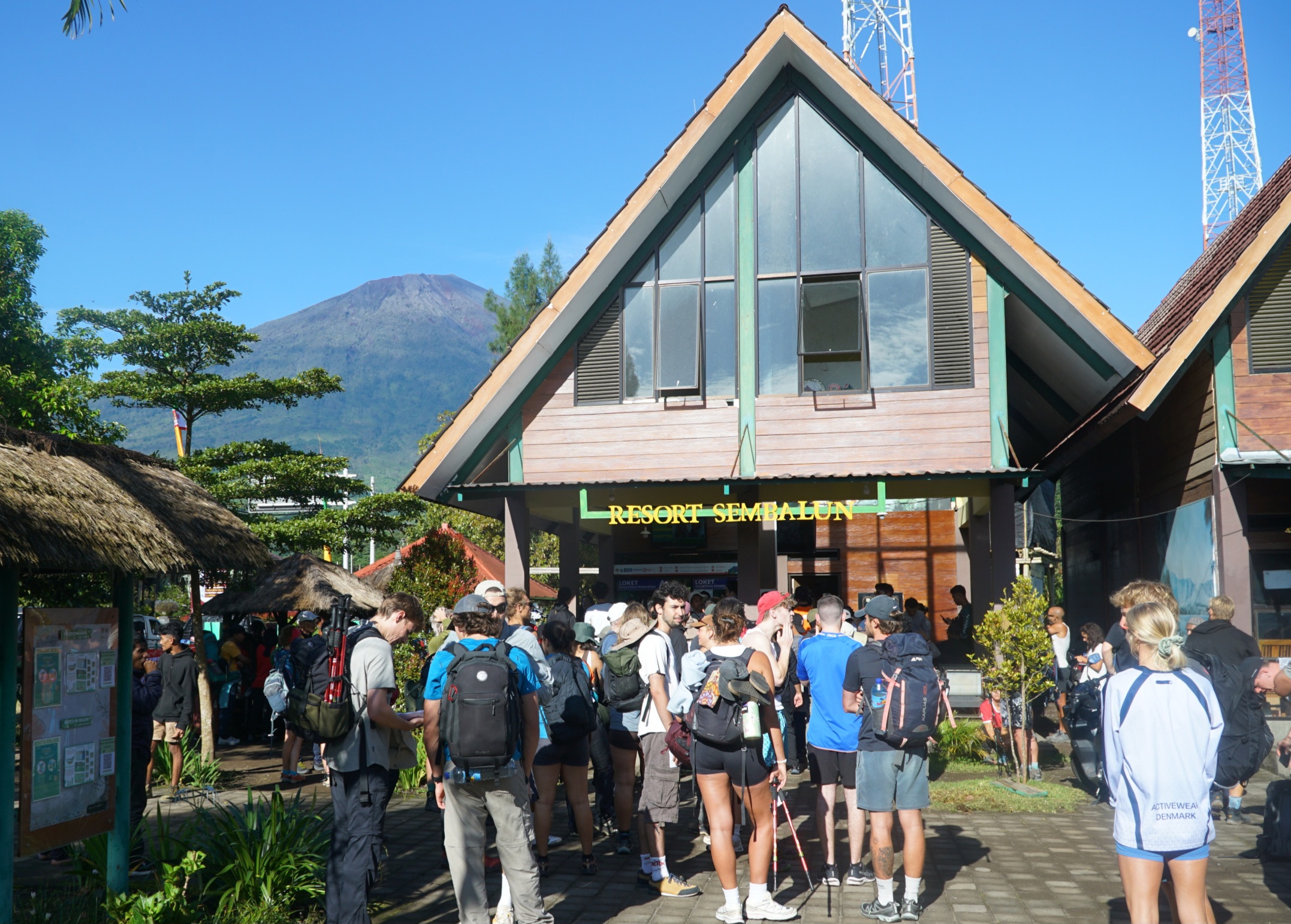 PECINTA ALAM: Antusiasme ratusan pendaki yang hendak mendaki Taman Nasional Gunung Rinjani (TNGR) pada hari pertama pembukaan pendakian, Kamis (3/4).