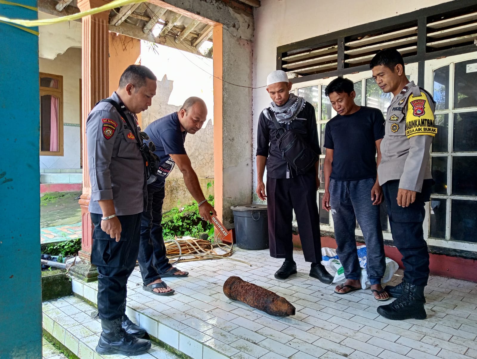 Polres Loteng bersama tim Gegana Satbrimob Polda NTB evakuasi penemuan diduga peluru meriam di BKU.