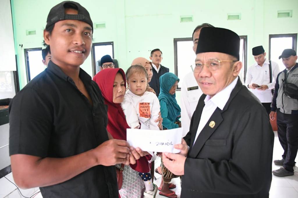 DARI BTT: Bupati menyerahkan bantuan sosial kepada kepada penerima manfaat di Kantor Camat Gangga.