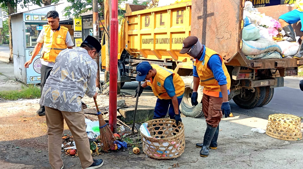 BERSIH-BERSIH: Bupati Lobar Lalu Ahmad Zaini (LAZ) turun tangan membersihkan sampah di sekitar kantor bupati, beberapa hari lalu.