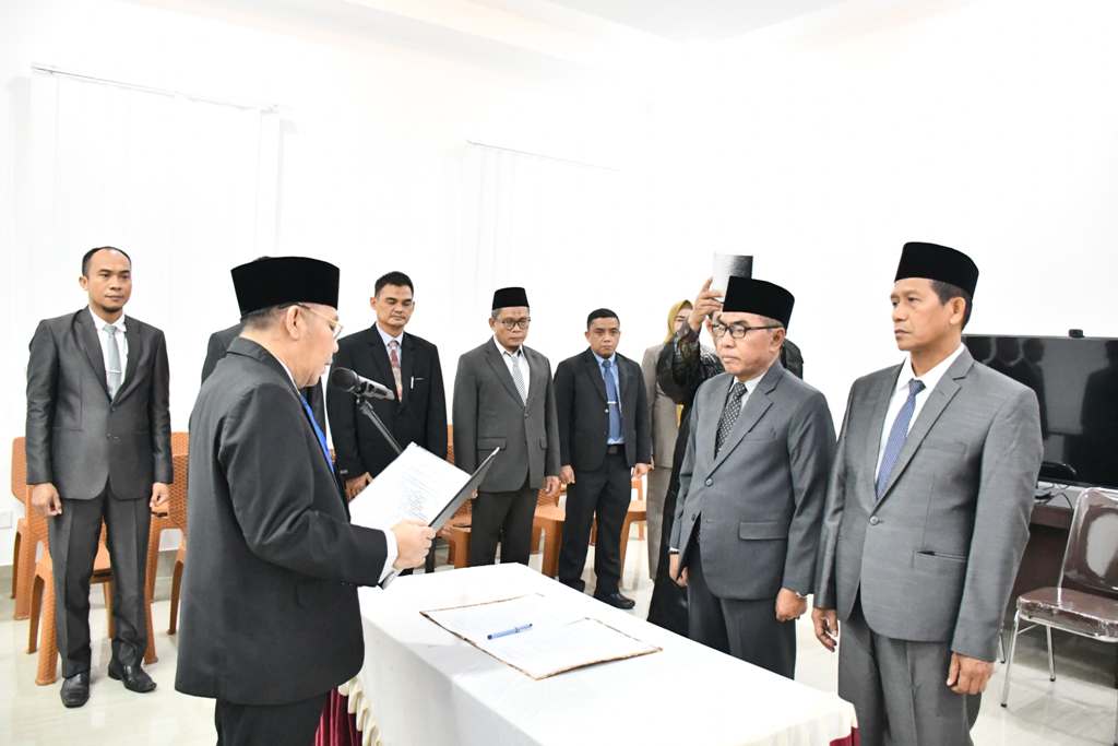 ROLLING PERDANA: Bupati Najmul melantik dua pejabat administrator yang dimutasi, beberapa hari lalu.