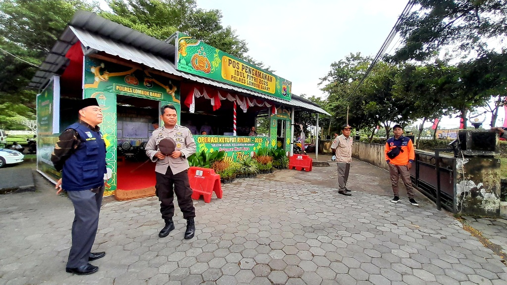 POS TERPADU: Pos pengamanan terpadu di Bundaran Giri Menang Square menjadi salah satu pos yang menyiapkan layanan kesehatan bagi pemudik yang melakukan arus mudik-balik.