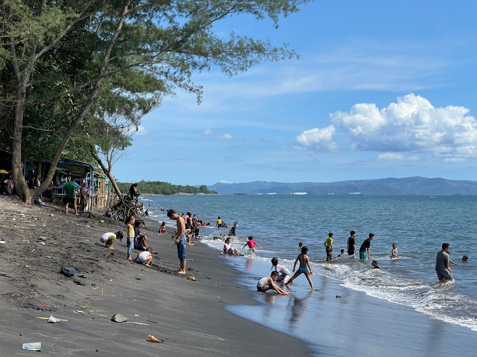 RAMAI BERKUNJUNG: Wisatawan memenuhi areal Pantai Gading, Mapak Belatung, Kota Mataram, Sabtu (5/4/2025).