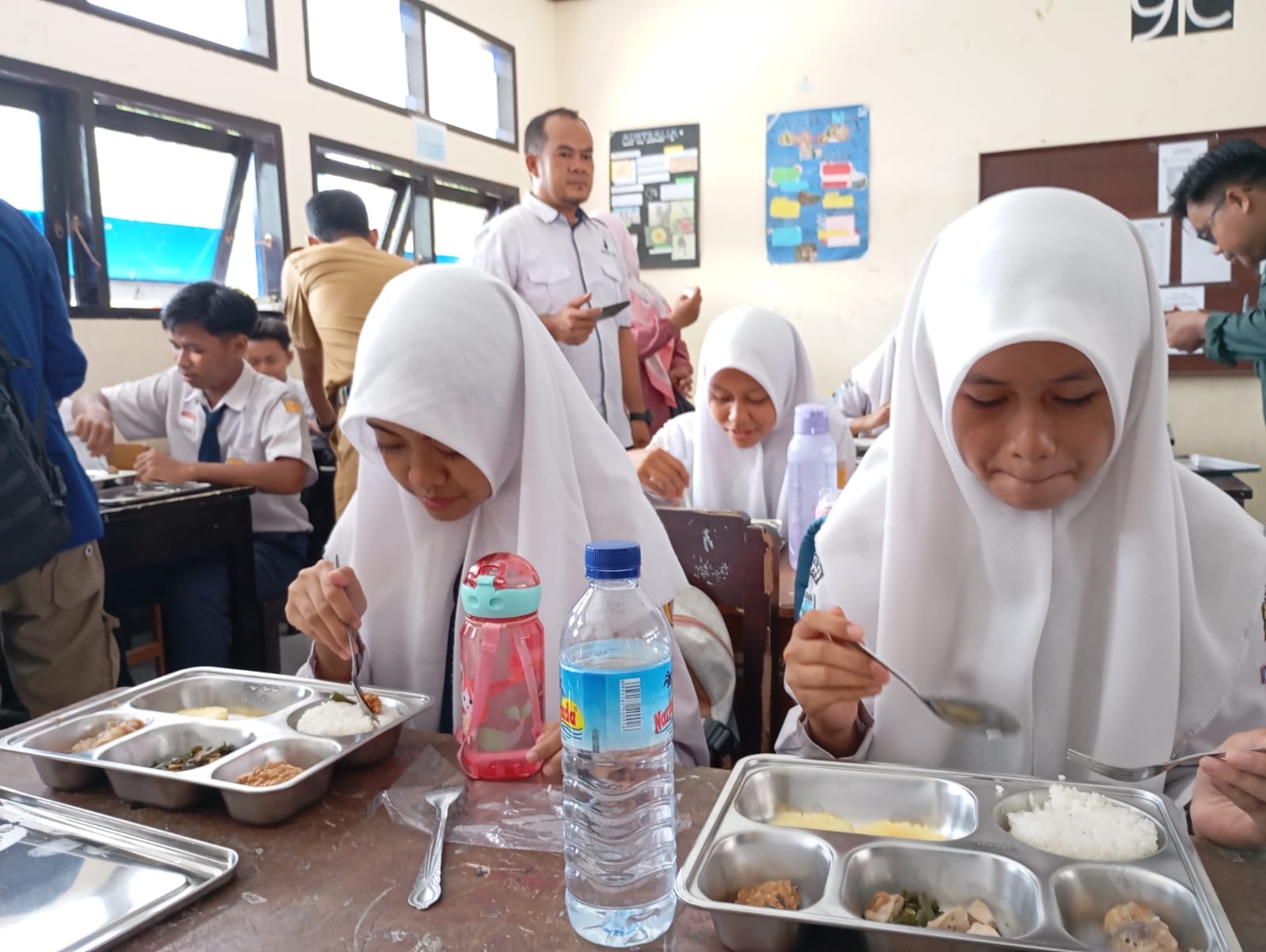 Siswa SMPN 8 Mataram menyantap makanan program MBG beberapa waktu lalu.
