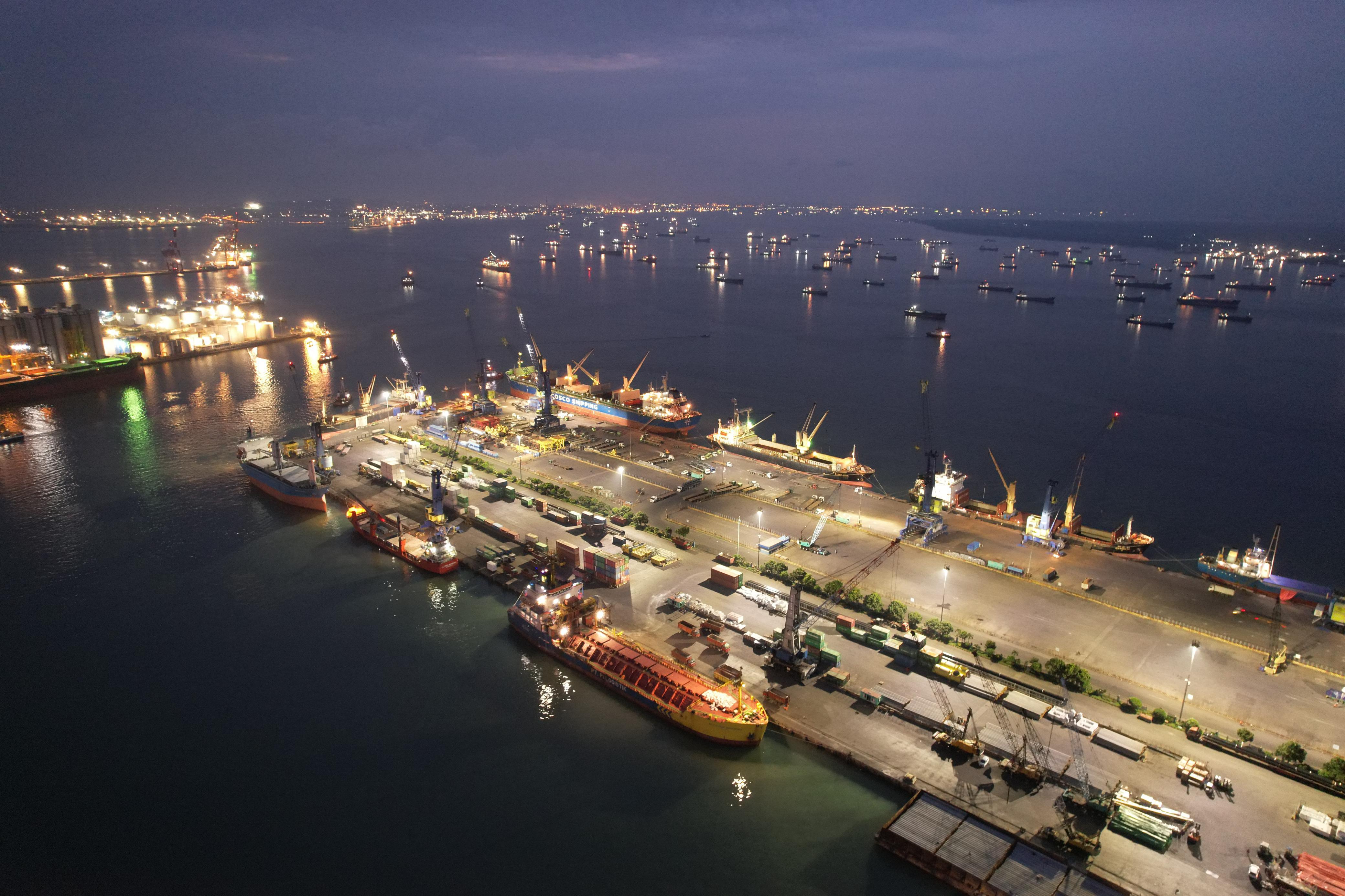 Pelindo Multi Terminal GrupSat Memberikan  Layani Logistik Nonpetikemas Selama Lebaran 2025