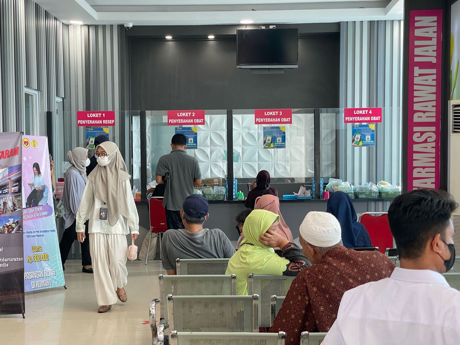 PELAYANAN: Salah satu unit layanan yang ada di RSUD Ruslan Kota Mataram untuk pengambilan obat.
