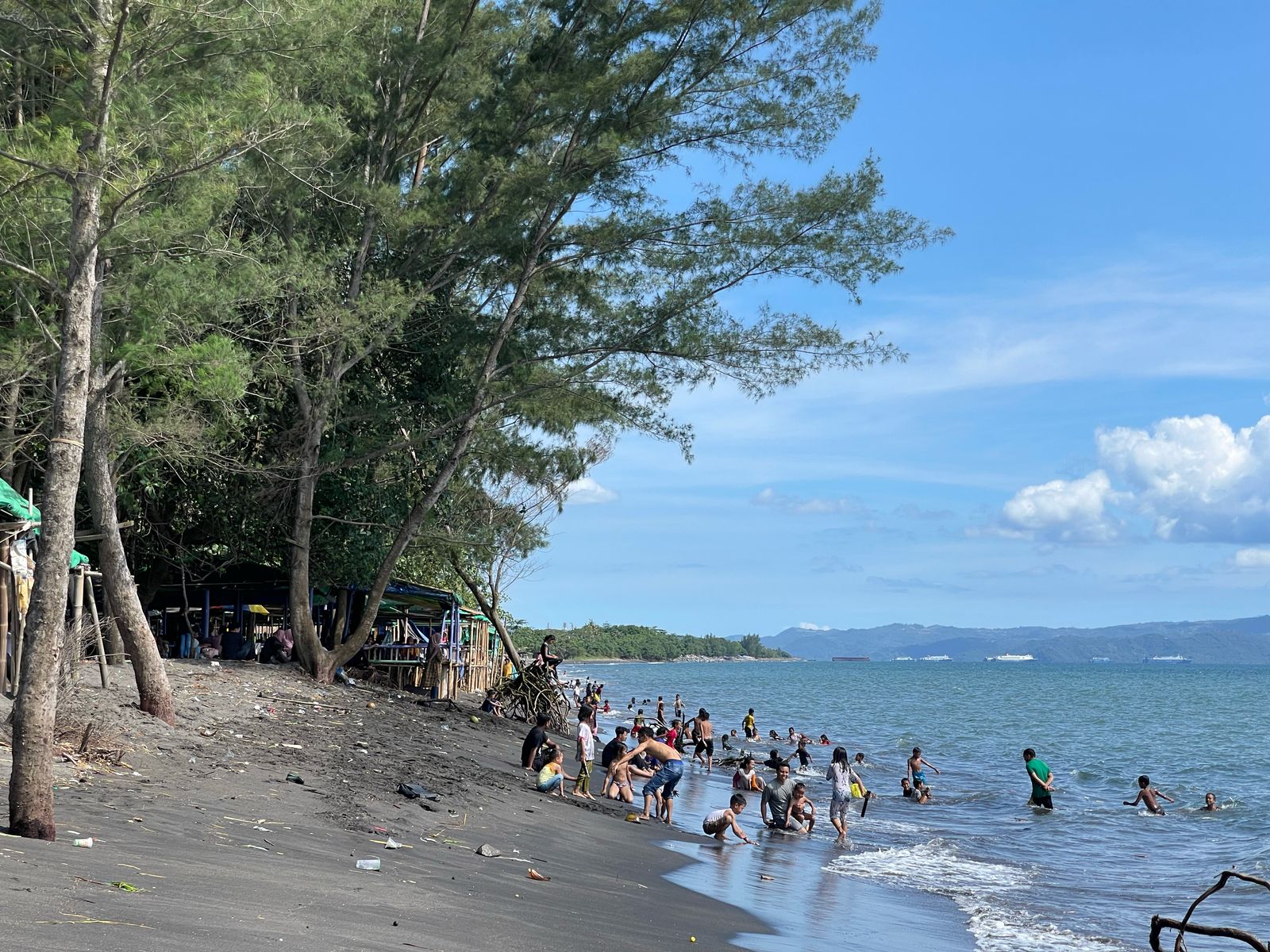 MENIKMATI LIBURAN: Wisatawan lokal yang memadati spot desirbasi wisata Pantai Gading, Mapak Belatung, Kota Mataram, pada Sabtu (5/4/2025)