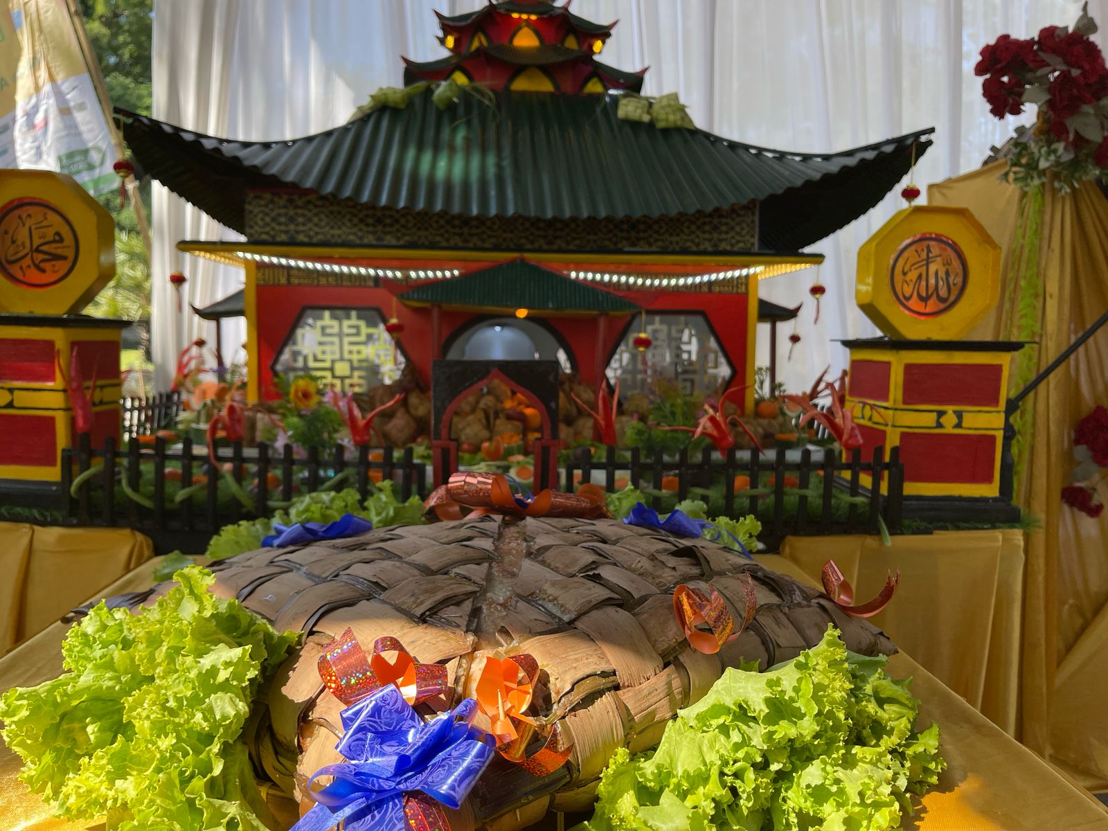 KETUPAT AGUNG: Sajian ketupat agung saat momen Lebaran Topat di Makam Bintaro, dengan tema Masjid Ceng Ho, Senin (7/4/2025)