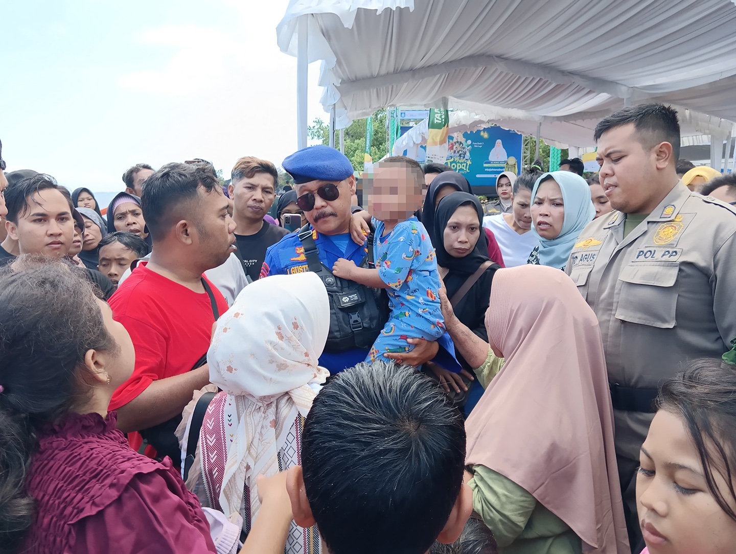 Personel Ditpolairud Polda NTB menggendong bocah yang baru saja ditemukan usai dilaporkan hilang di Pantai Duduk, Kecamatan Batulayar, Lombok Barat.