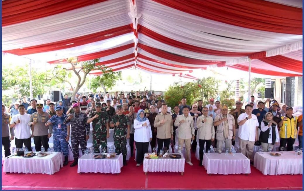 Pemprov NTB bersama Perum Bulog, Pemkab Lombok Tengah dan Forkopimda usai zoom meeeting dengan Presiden RI Prabowo Subianto saat panen raya 14 provinsi se-Indonesia di Pujut, Loteng, Senin (7/4).