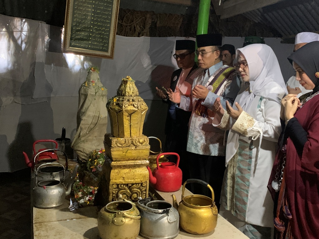 TRADISI: Wakil Wali Kota Mataram saat melakukan doa di makam Syekh Gauz Abdurrazak, Senin (7/4).&nbsp;