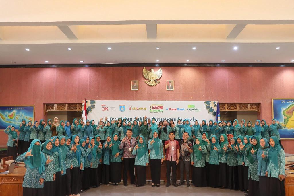 EDUKASI: Pengurus dan anggota TP PKK di Kabupaten Lombok Barat usai mengikuti edukasi literasi keuangan syariah yang digelar OJK, beberapa waktu lalu.
