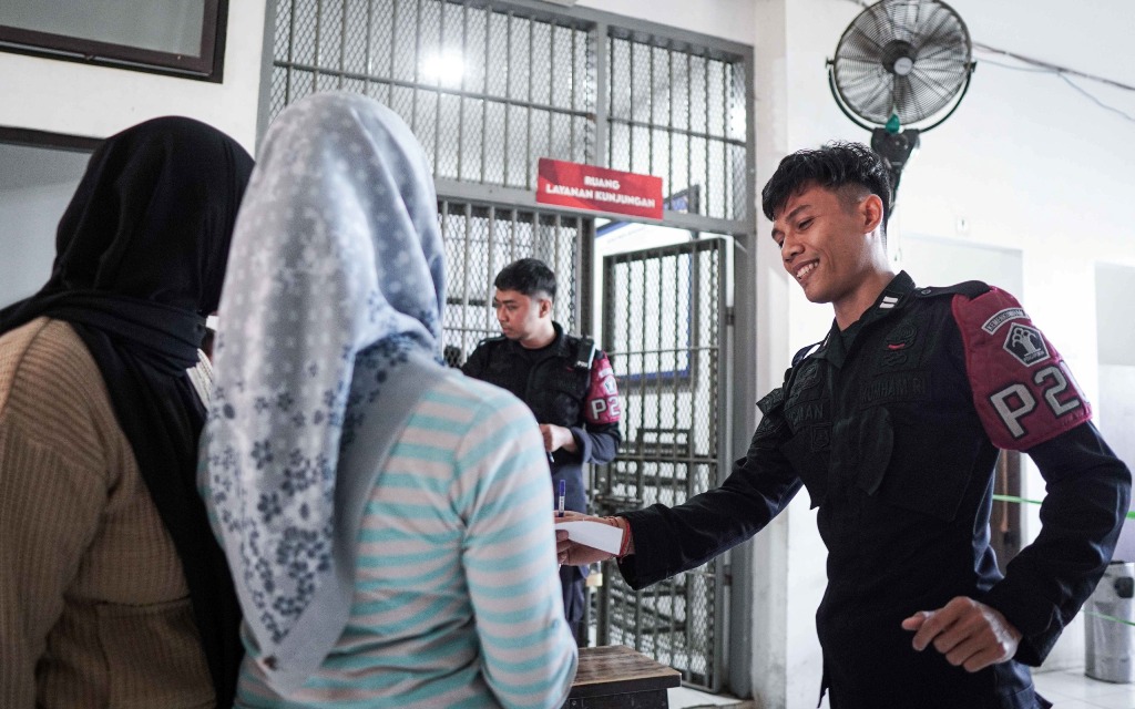 BERIKAN PELAYANAN: Pegawai Lapas Kelas IIA Lombok Barat melayani keluarga WBP saat berkunjung, Senin (7/4).