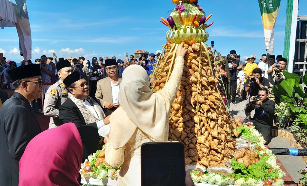 MERIAH: Bupati Lobar Lalu Ahmad Zaini (tengah) bersama Kadispar NTB Jamaluddin Malady dan Kadispar Lobar Agus Gunawan secara simbolis mengambil ketupat agung dalam acara Lebaran Topat di Senggigi.