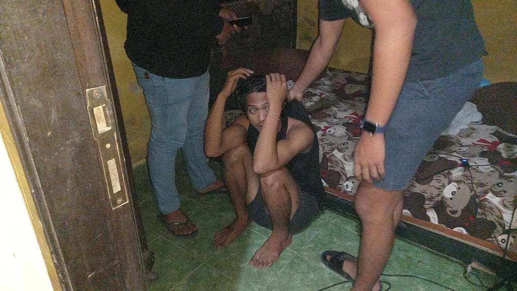 DIINTEROGASI: Polisi menginterogasi penjual narkoba jenis sabu berinisial WG usai ditangkap di rumahnya, Gunungsari, Lombok Barat, Sabtu dini hari (5/4).&nbsp;