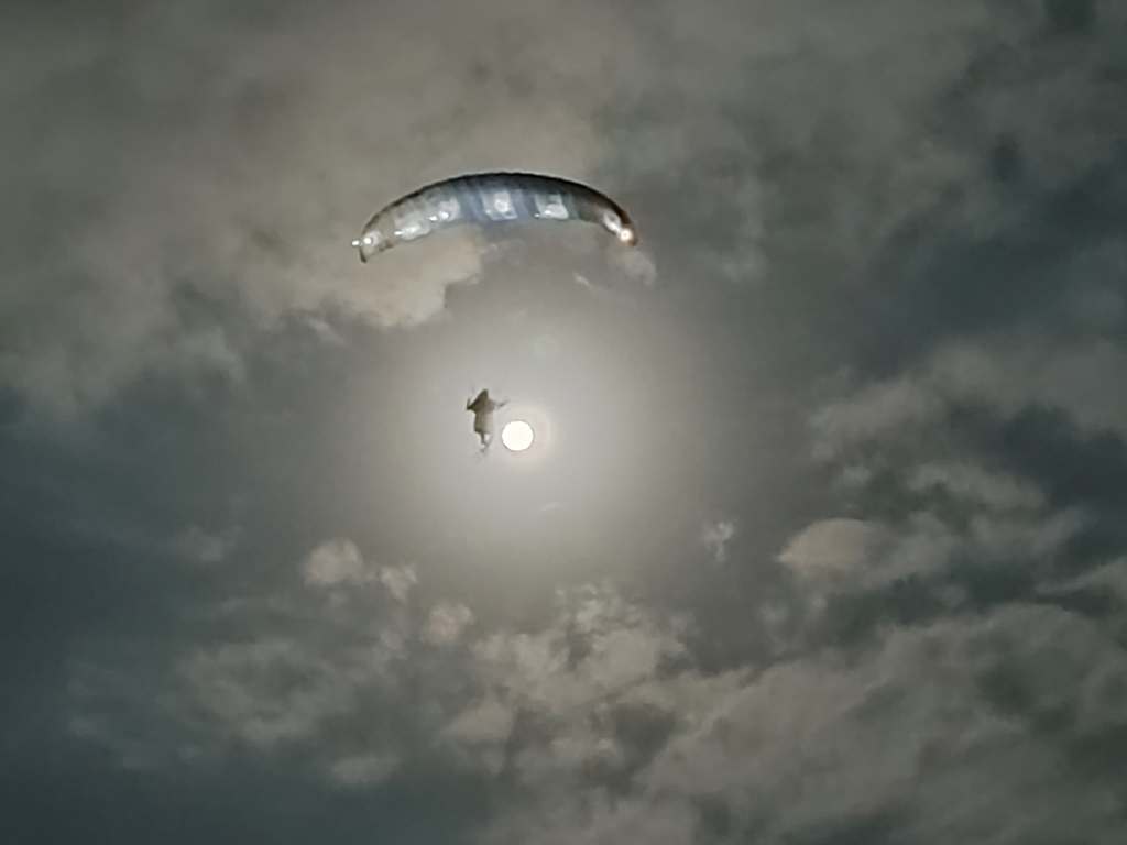 PGAWC 2025: Sejumlah paraglider terbang malam pada ajang&nbsp;Sky Lancing&nbsp;Paragliding di Desa Mekarsari, Kecamatan Praya Barat, Loteng, beberapa waktu lalu.