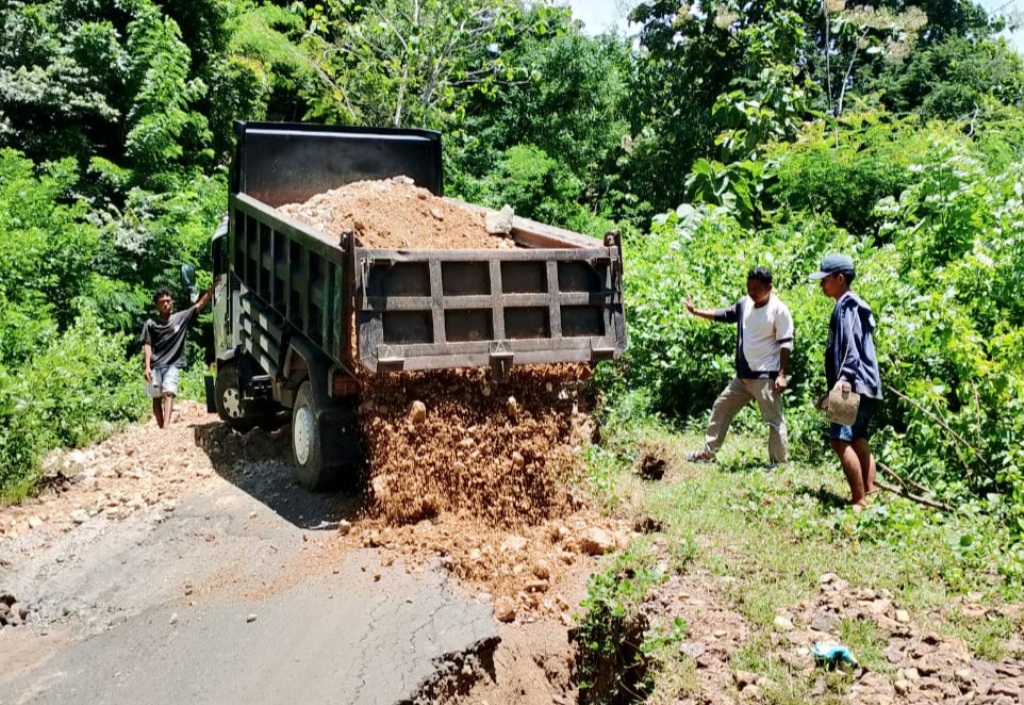 PENANGANAN DARURAT: Pemdes Sekotong Tengah bersama warga gotong royong perbaiki sementara sejumlah ruas jalan rusak parah.