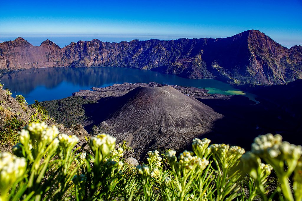 DAYA TARIK: Danau Segara Anak yang terletak di kawah Gunung Rinjani, selalu menjadi spot favorit para pendaki, di sana terdapat area dangkal yang bisa dijadikan tempat untuk berenang pengunjung.