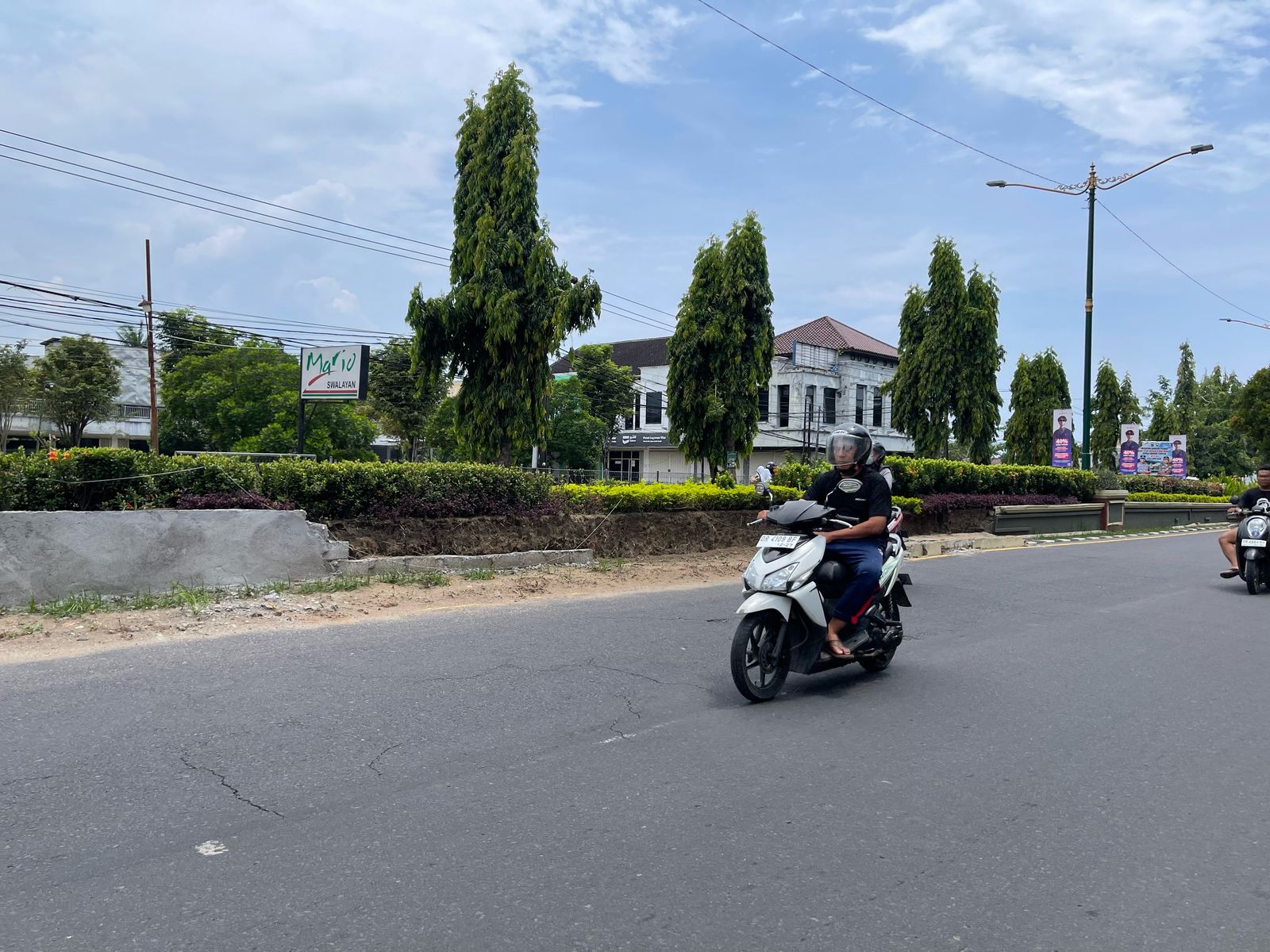 RUSAK: Taman median jalan di jalan Adi Sucipto, Kota Mataram terlihat retak, Senin (8/4/2025).