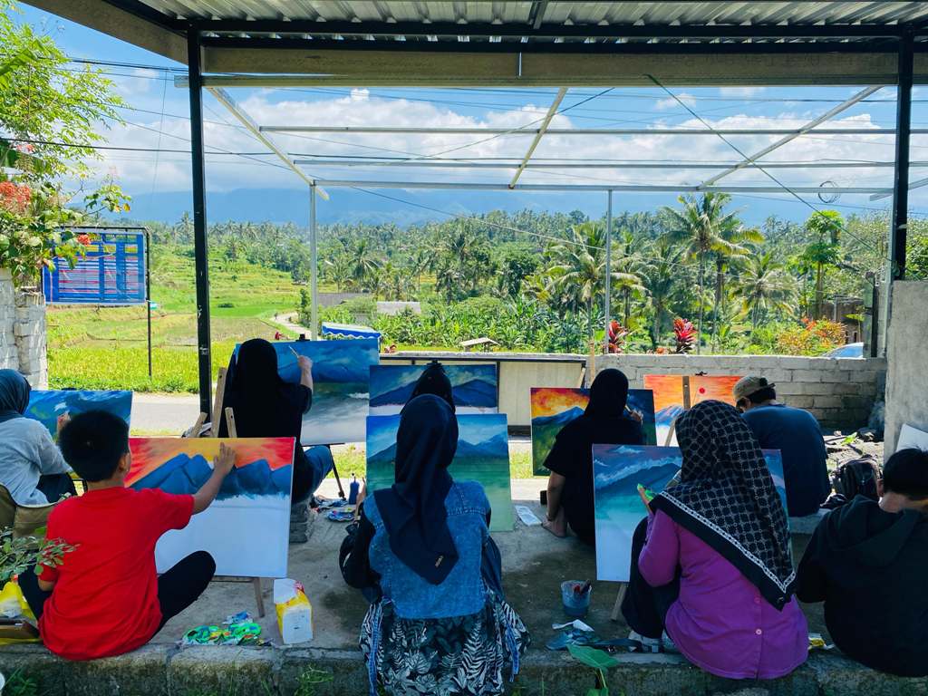 MELUKIS: Sejumlah pelukis dalam event live painting saat melukis Gunung Rinjani dari Desa Jurit Baru, Kecamatan Pringgasela, Lombok Timur.