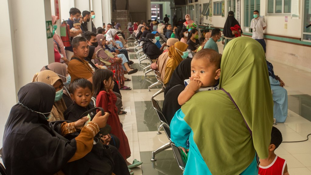 LAYANAN KESEHATAN: Antrean pasien menumpuk di RSUP NTB. Antrean panjang seperti ini sering terjadi karena pasien datang dari berbagai daerah di NTB.