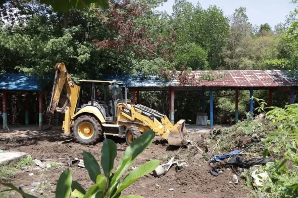 BONGKAR: Alat berat diturunkan untuk membenahi kawasan batas kota Bima, akhir pekan lalu.