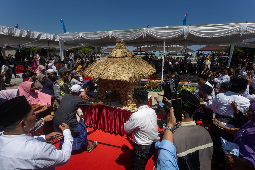 MERAYAKAN: Ratusan ketupat yang akan diperebutkan masyarakat saat puncak perayaan Lebaran Topat di Pantai Loang Baloq, Senin (7/4).