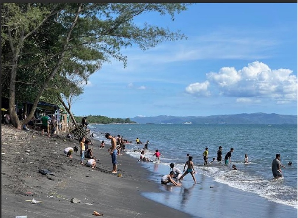GEMBIRA: Wisatawan lokal yang memenuhi area Pantai Gading, Mapak Belatung, Kota Mataram, Sabtu (5/4).